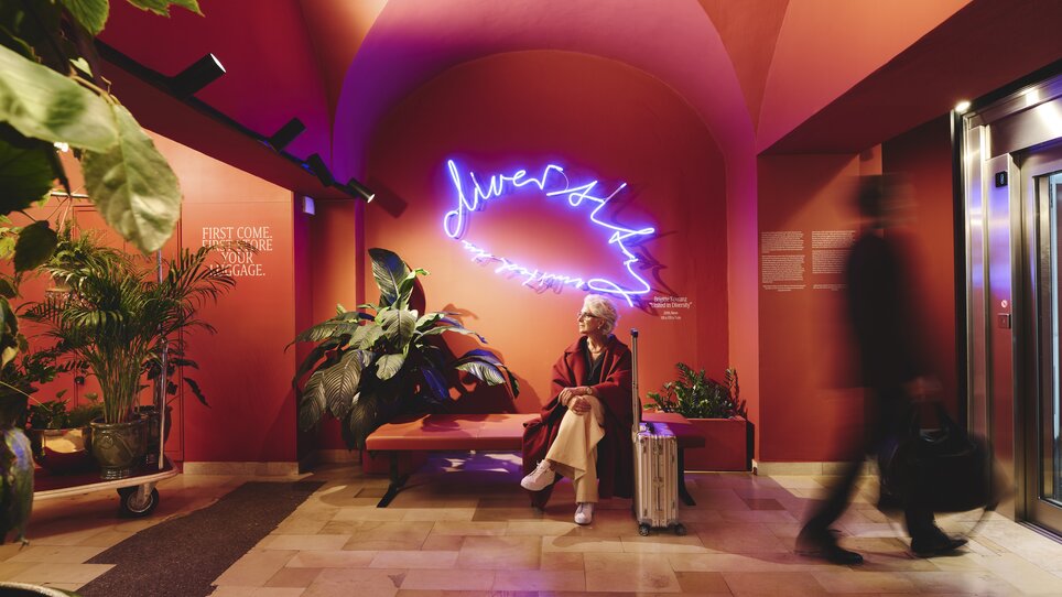 Lobby Dream Machine im Hotel Weitzer mit Neonkunst und Business-Reisenden. | © Florian Weitzer Hotels & Restaurants - Kopie