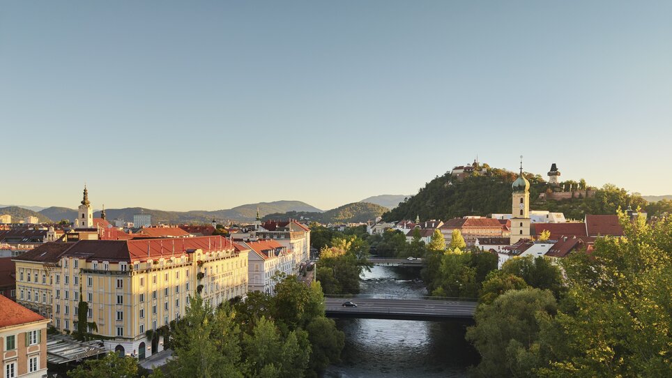 Überblick über Graz mit der Mur und dem Grazer Uhrturm. | © Florian Weitzer Hotels & Restaurants