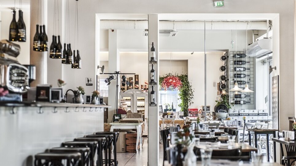 Interior view of the restaurant in Hotel Das Weitzer featuring tables and banquette seating. | © Florian Weitzer Hotels & Restaurants