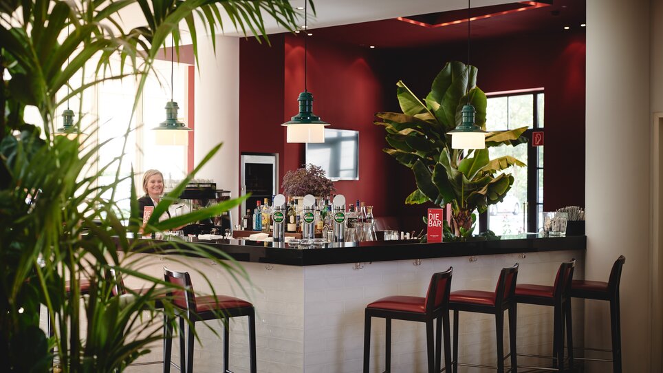 The bar at Hotel Das Weitzer with plants and seating. | © Florian Weitzer Hotels & Restaurants