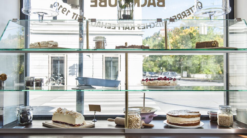 Gläserne Vitrine mit verschiedenen Kuchen und Torten im Hotel Weitzer in Graz. | © Florian Weitzer Hotels & Restaurants
