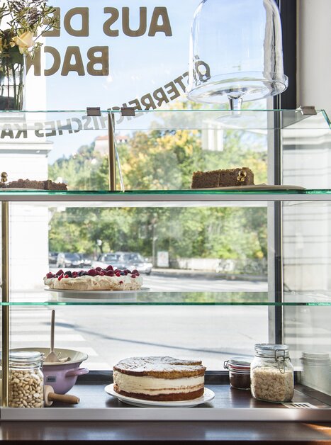 Glass showcase featuring various cakes and pastries at Hotel Weitzer in Graz. | © Florian Weitzer Hotels & Restaurants