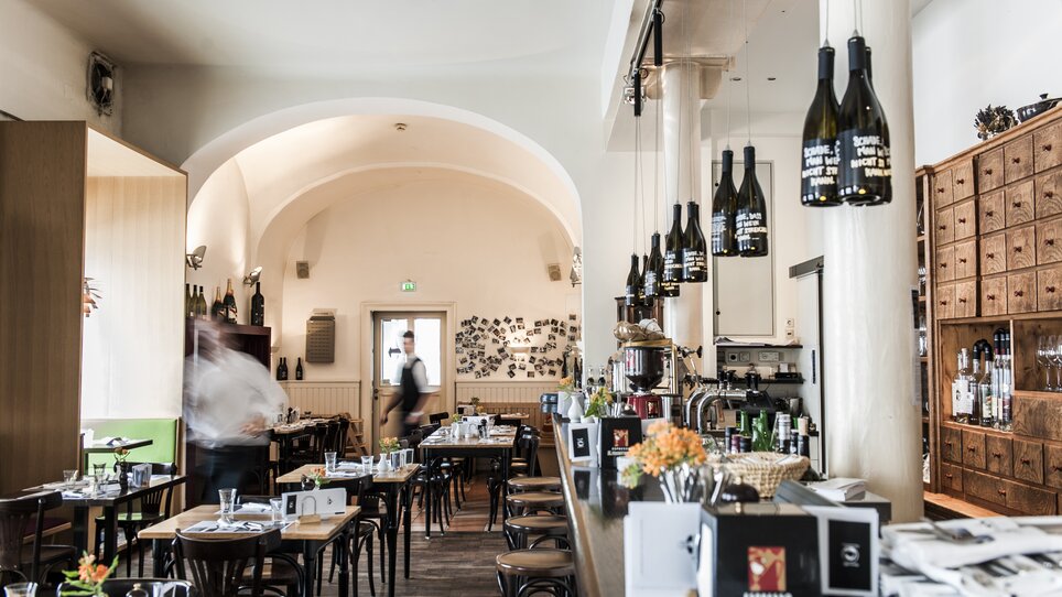 Interior view of  restaurant Der Steirer at Hotel Das Weitzer with tables and chairs. | © Florian Weitzer Hotels & Restaurants
