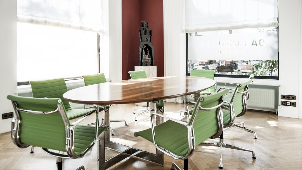 Meetinglocation im Hotel Weitzer mit grünen Stühlen und Holztablett. | © Florian Weitzer Hotels & Restaurants