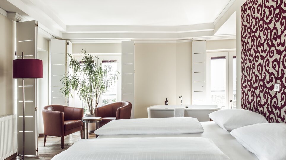 Zimmer im Hotel Weitzer mit zwei Betten, Sitzgelegenheiten und einem modernen Ambiente. | © Florian Weitzer Hotels & Restaurants