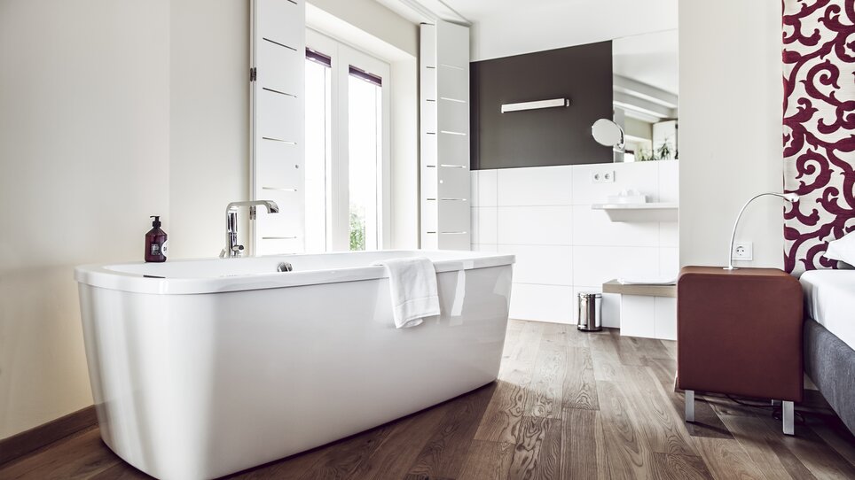 Luxuriöses Badezimmer mit freistehender Badewanne im Hotel Weitzer. | © Florian Weitzer Hotels & Restaurants
