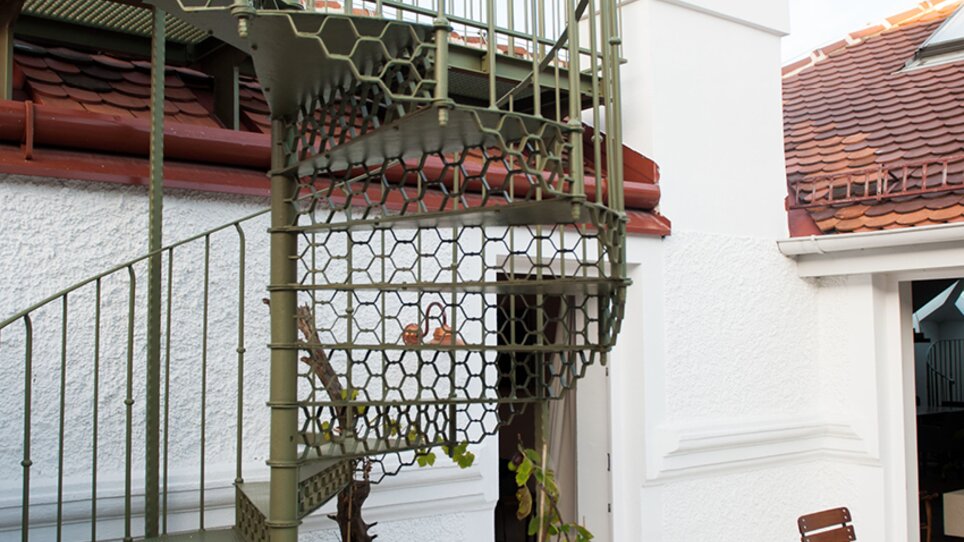 Eine Außentreppe im Hotel Weitzer, umgeben von Pflanzen und modernem Design. | © Florian Weitzer Hotels & Restaurants