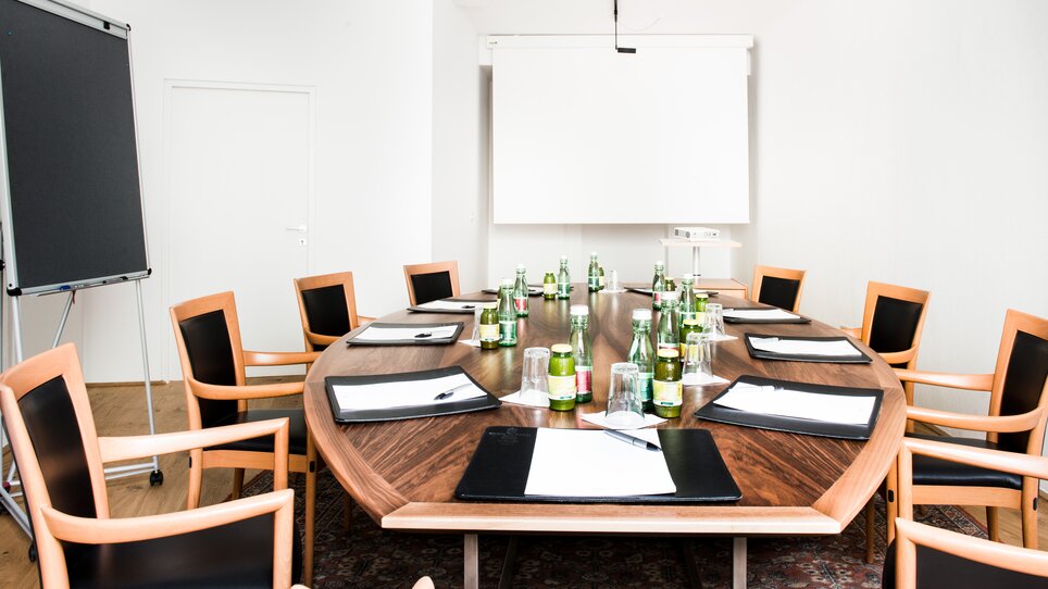 Conference room at Grand Hôtel Wiesler, set up for business meetings. | © Florian Weitzer Hotels & Restaurants