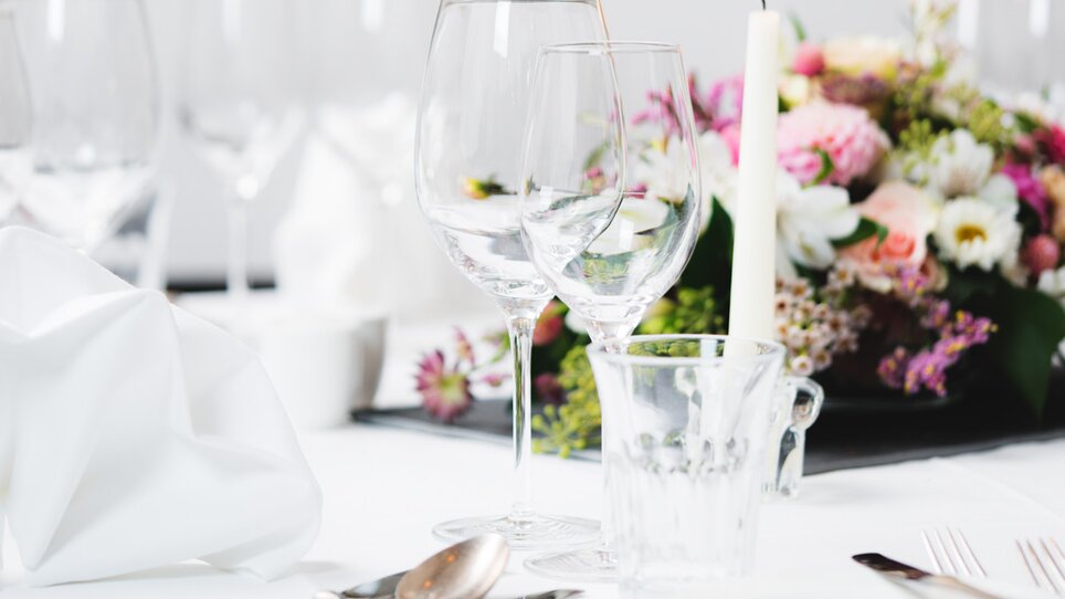 Table set at Grand Hôtel Wiesler with flowers and candles. | © Florian Weitzer Hotels & Restaurants