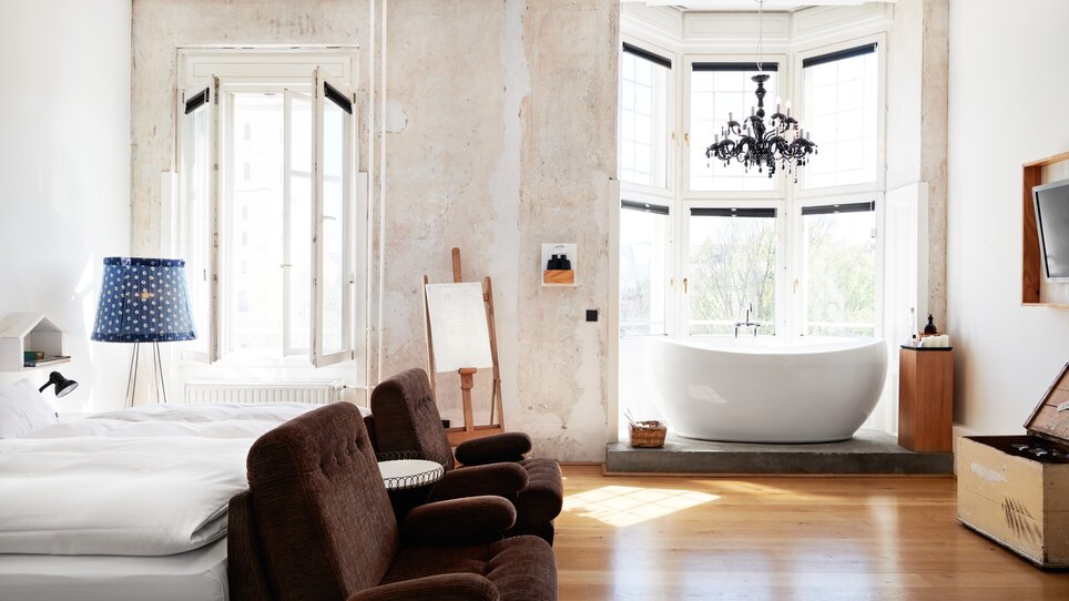 Interior view of a hotel room featuring a bathtub at Grand Hôtel Wiesler. | © Florian Weitzer Hotels & Restaurants