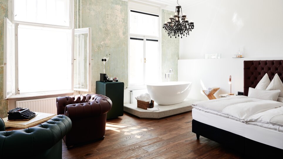 Bright room with bathtub and chandelier in Grand Hôtel Wiesler. | © Florian Weitzer Hotels & Restaurants