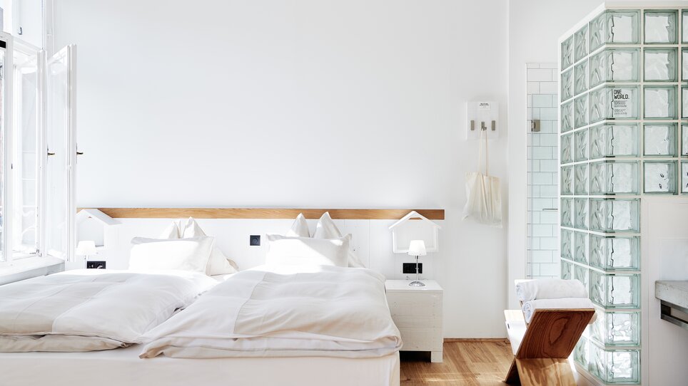 A double room bright and spacious with a large bed and glass shower at the Grand Hôtel Wiesler. | © Florian Weitzer Hotels & Restaurants