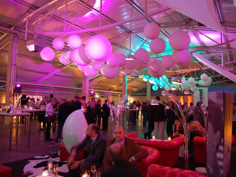 Modern event venue in Graz featuring stylish furniture and unique lighting. Cozy atmosphere for conferences and meetings. | © 4Events