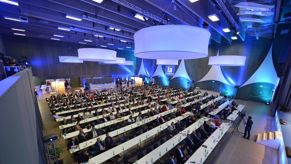 Großer Konferenzraum in Graz mit vielen Teilnehmern. Hochwertige Tische und Stühle, moderne Beleuchtung, gute Medientechnik. | © 4Events - Karl Kolar