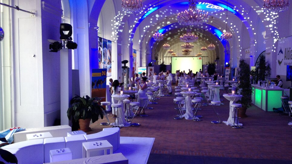 Moderne Eventlocation mit stilvollen Möbeln, guter Beleuchtung und flexibler Raumgestaltung. Ideal für Tagungen in Graz. | © 4Events