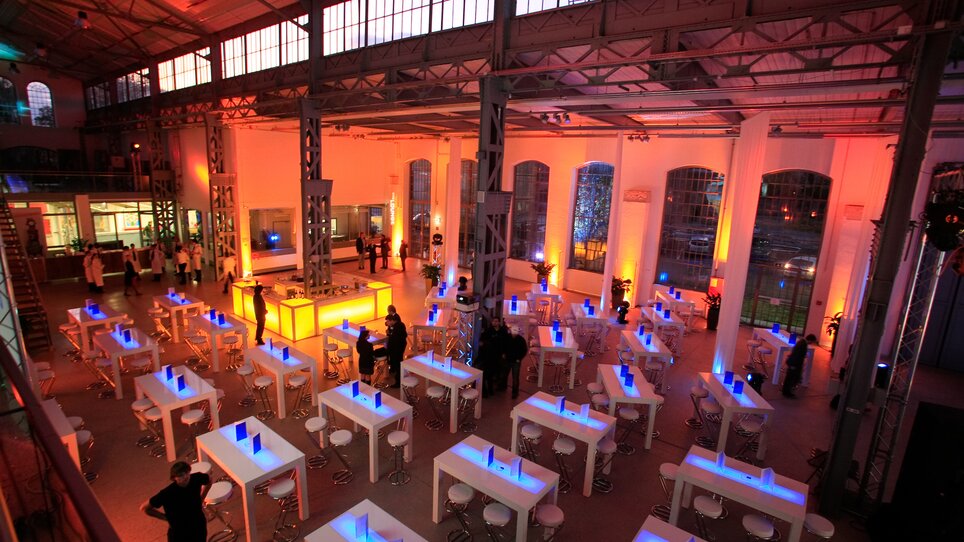 Moderne Eventlocation mit stilvollen Tischen und Bar. Hervorragende Beleuchtung und flexible Raumgestaltung in Graz. | © 4Events - Christian Husar