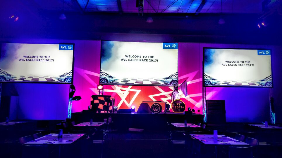Moderne Tagungsstimmung bei AVL SALES RACE 2017 in Graz. Ausreichend Tische, Projektoren und farbige Beleuchtung schaffen eine professionelle Atmosphäre. | © 4Events