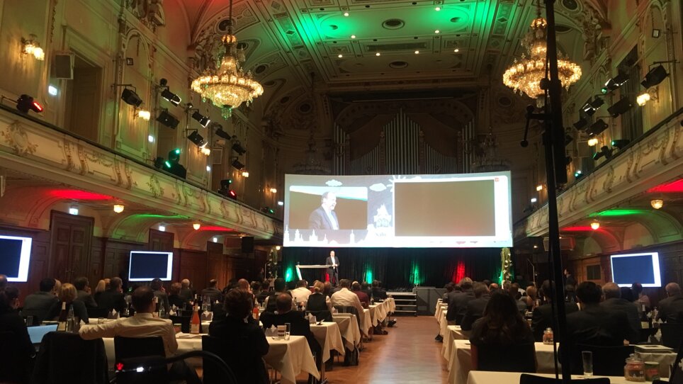 Ein eleganter Veranstaltungsort in Graz mit Tischen, Stühlen und moderner Präsentationstechnik. Helle Beleuchtung und offene Gestaltung fördern Networking und Tagungen. | © 4Events