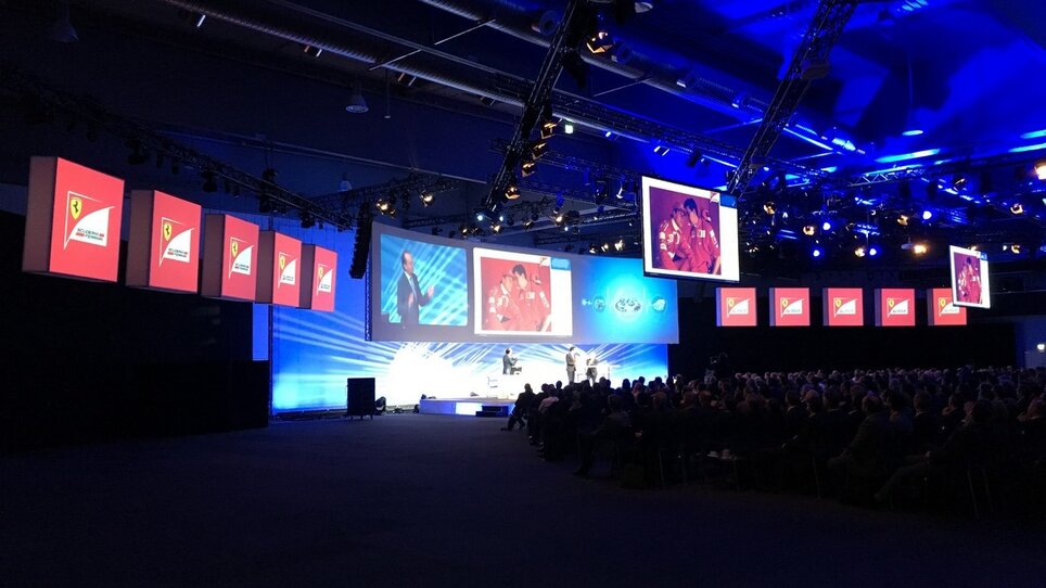 Modern ausgestatteter Veranstaltungsraum mit Bühnenpräsentation und Audio-Visualtechnik. Ideal für Konferenzen in Graz. | © Helmut Knapp