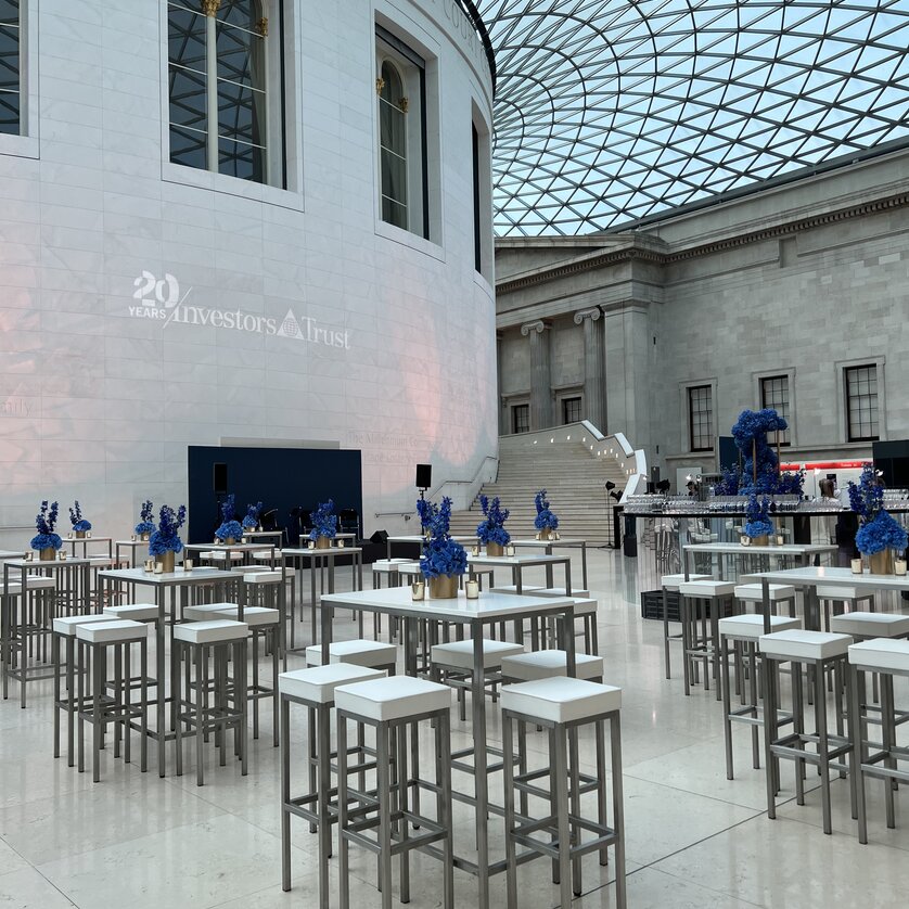 Interior of a modern venue for a conference with tables and blue flowers. | © C. Weidenholzer