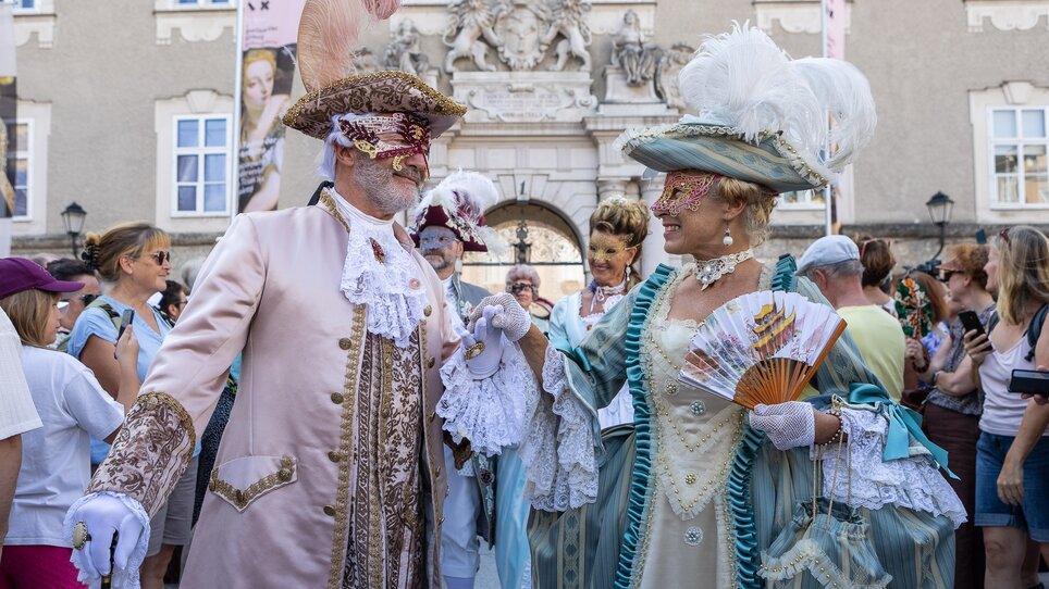 Paar in historischen Kostümen auf dem Straßenfest in Graz. | © Ivents Kulturagentur