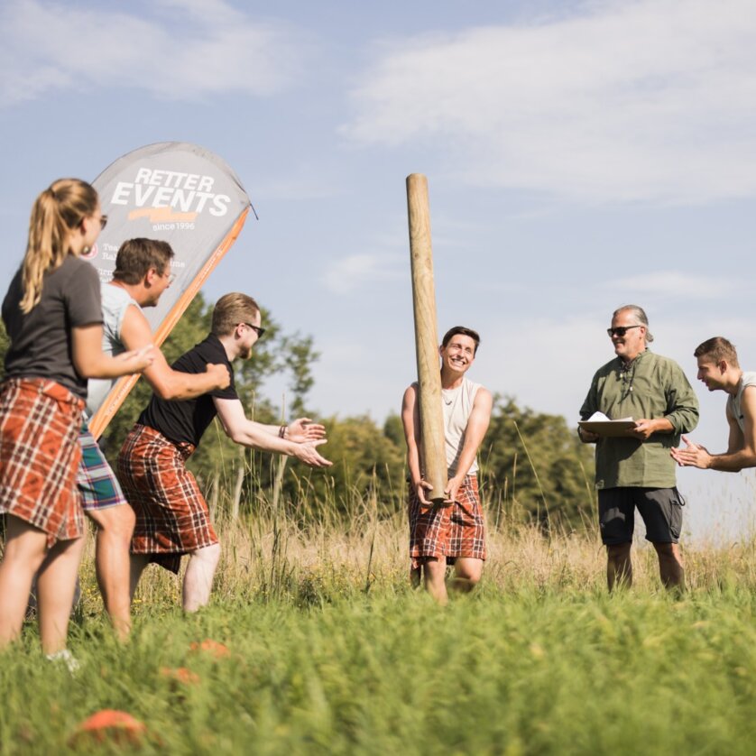Eine Gruppe junger Leute in Schottenröcken bei den Highland Games. | © Retter Events