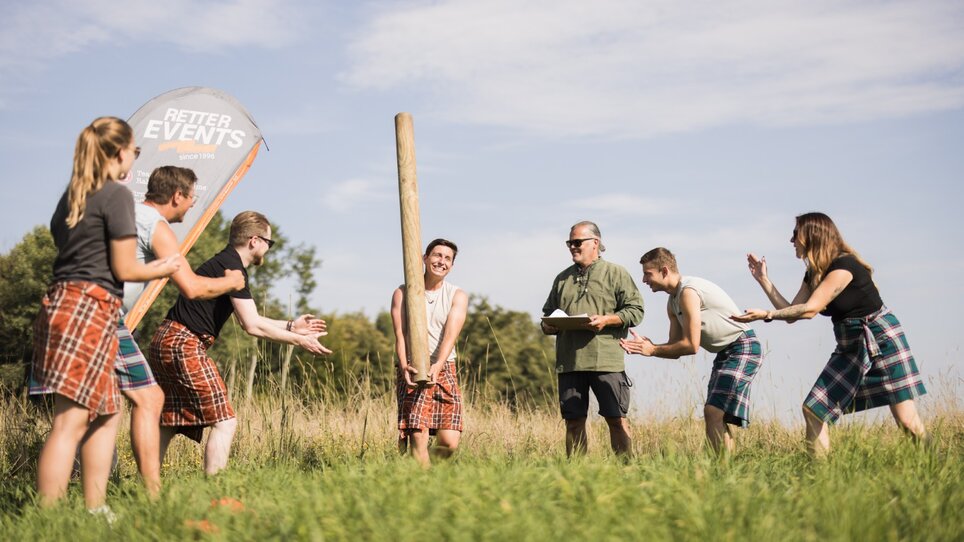 Eine Gruppe junger Leute in Schottenröcken bei den Highland Games. | © Retter Events