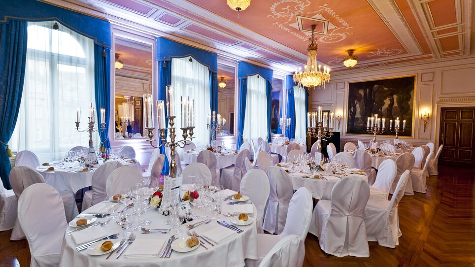 Luxurious room with tables for elegant events at Congress Graz. | © Revita Gastronomie