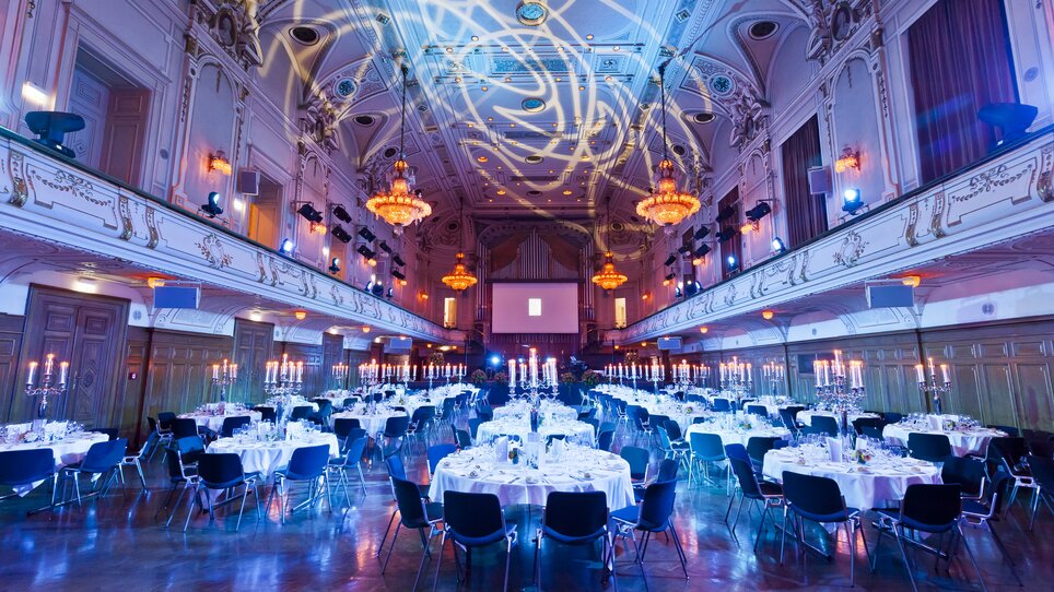 Luxurious hall with elegantly set tables for events in Graz. | © Revita Gastronomie