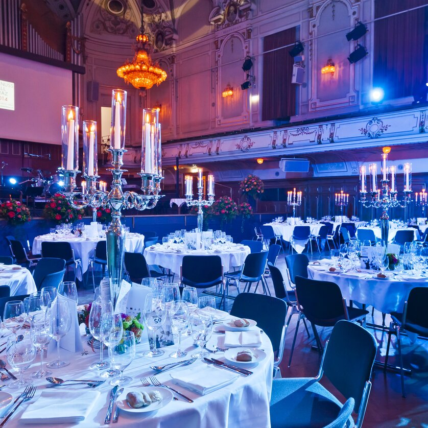 Elegant banquet with candle holders, festively set tables, and luxurious ambiance. | © Revita Gastronomie