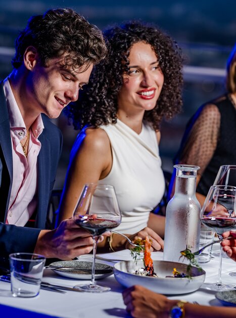 Junge Leute genießen ein stilvolles Dinner bei Sonnenuntergang. | © Graz Tourismus - Mias Photoart