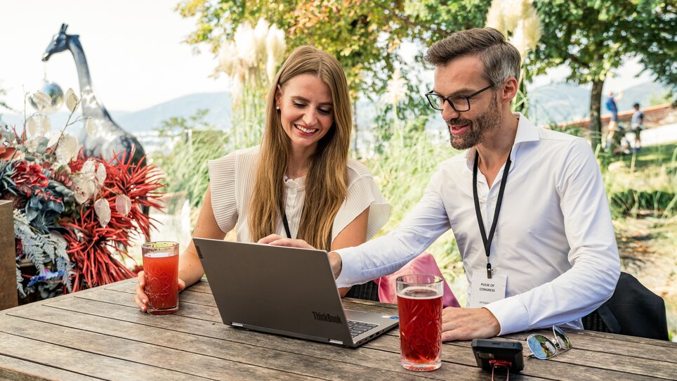 Two people working together on a laptop during a meeting in Graz. | © Graz Tourismus - Mias Photoart