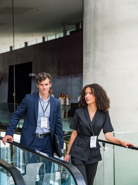 Two business professionals in suits in modern architecture at a conference in Graz. | © Graz Tourismus - Mias Photoart