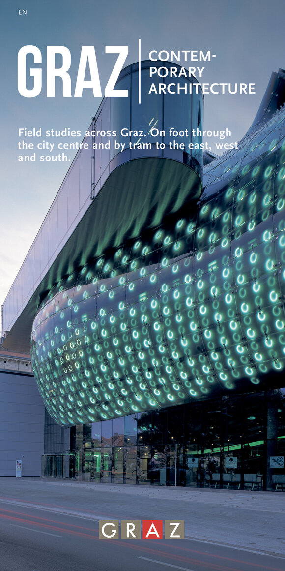 Cover of the Graz architecture brochure – showing the illuminated Kunsthaus Graz, the brochure’s title ‘Graz – Contemporary Architecture’, the subtitle ‘Field research across the city. On foot through the city centre and by tram to the west, east and south’, and the Graz logo. | © Angelo Kaunat