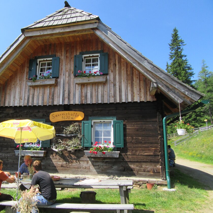 Saureishütte seating | © TV Region Graz-Straßnig Saureishütte seating | © TV Region Graz-Straßnig
