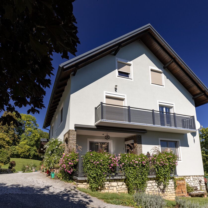 Hausansicht von außen bei der Ferienwohnung Schutti in der Lipizzanerheimat | © Erlebnisregion Graz_TV-Schiffer