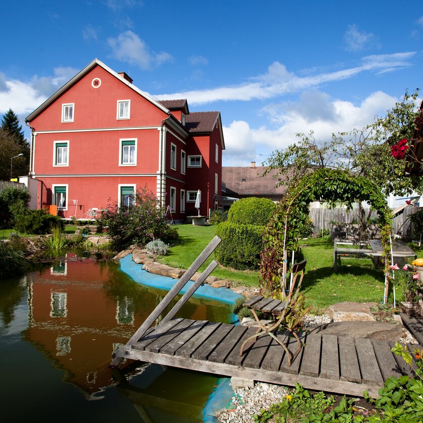 View of the garden of the Wascher holiday flat in the Lipizzanerheimat | © Erlebnisregion Graz_TV-Wascher