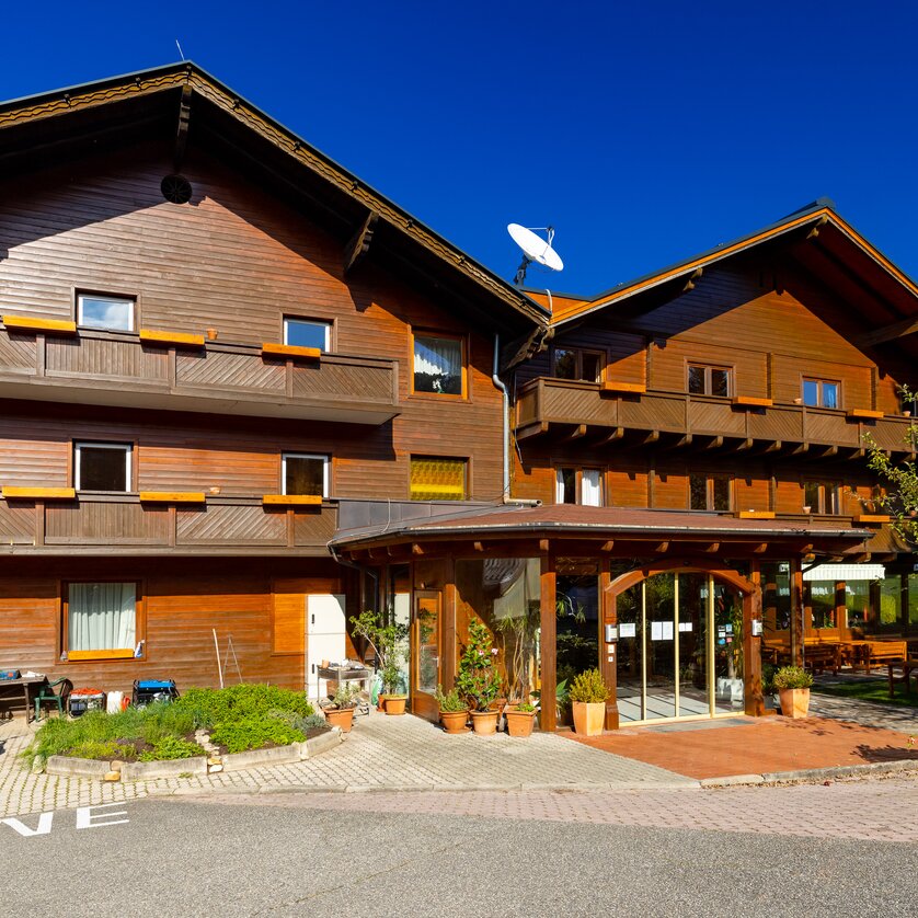 Enzianhof außen | © Erlebnisregion Graz_TV-Schiffer Naturhotel Enzianhof, Parkplatz vor dem Haus | © Erlebnisregion Graz_TV-Schiffer