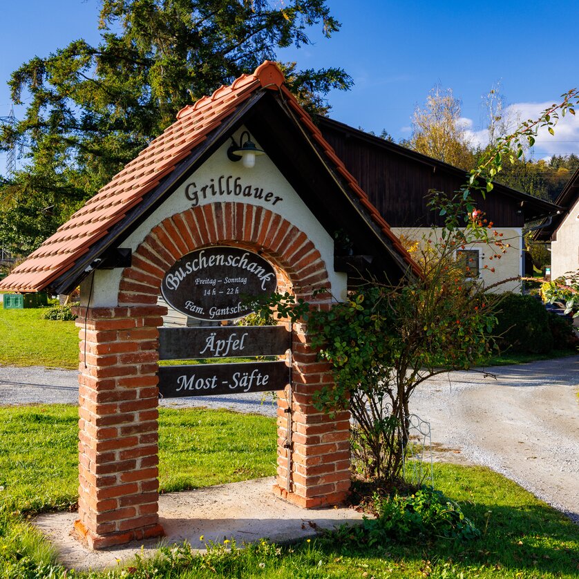 Fruit and wine growing Grillbauer, farm access road | © TV Region Graz-Harry Schiffer Fruit and wine growing Grillbauer, farm access road | © TV Region Graz-Harry Schiffer