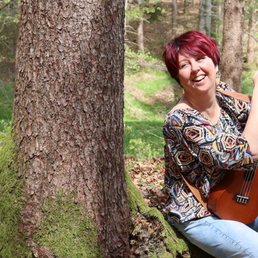 Frau Sabine mit Gitarre | © Picassa Frau Sabine mit Gitarre | © Picassa