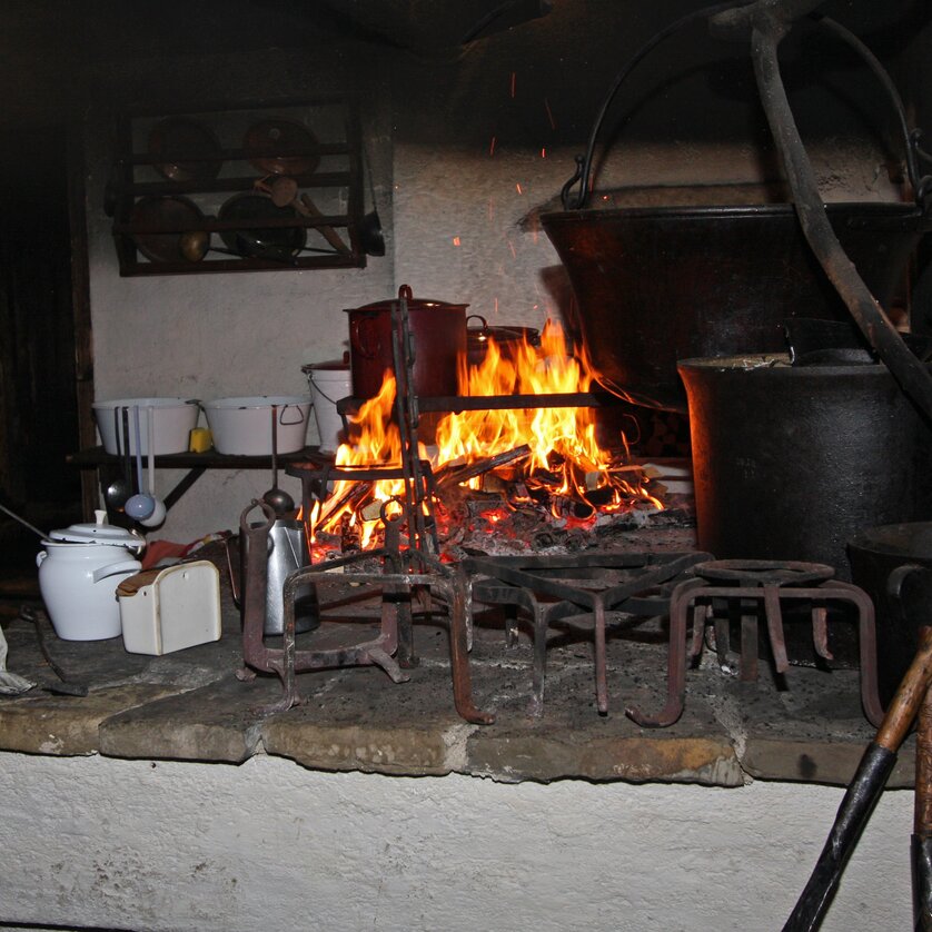 Cooking on the open cooker | © Österreichisches Freilichtmuseum-UMJ Cooking on the open cooker | © Österreichisches Freilichtmuseum-UMJ