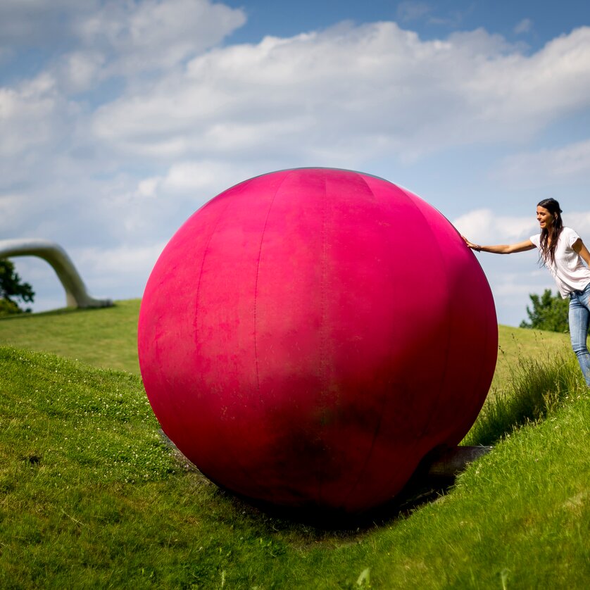 Skulpturenpark | © Region Graz - Fotograf Tom Lamm_Künstler Werner Reiterer_Kunstwerk gesture (2)bearbeitet Skulpturenpark | © Region Graz - Fotograf Tom Lamm_Künstler Werner Reiterer_Kunstwerk gesture (2)bearbeitet