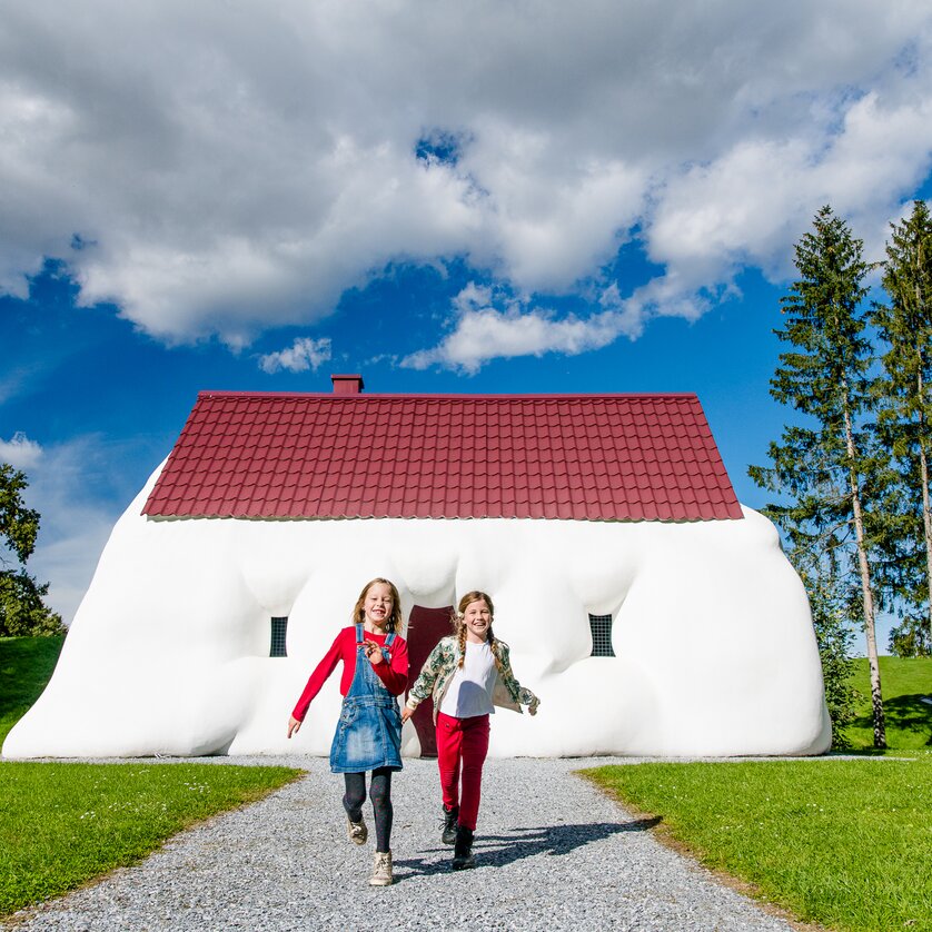 Erwin Wurm, Fat House | © Region Graz-MiasPhotoart Erwin Wurm, Fat House | © Region Graz-MiasPhotoart