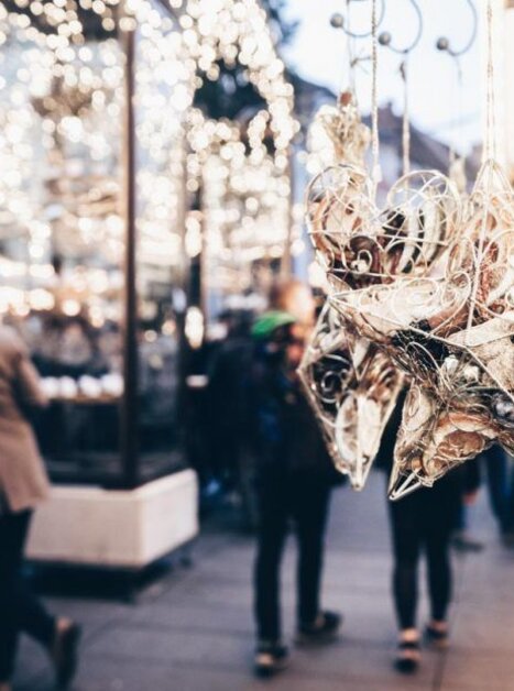 Ein Weihnachtsmarkt mit glitzernden Sternen und Lichtern in Graz. | © Nomad Epicureans