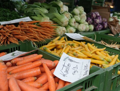 Variety of fresh vegetables displayed at a market stand. | © putopis - Jasminka Dagovic