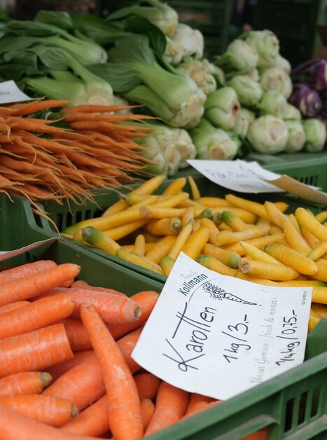 Variety of fresh vegetables displayed at a market stand. | © putopis - Jasminka Dagovic