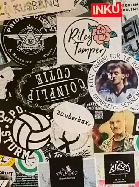 Foto einer mit vielen verschiedenen Stickern beklebten Wand | © Ruth Nezmahen