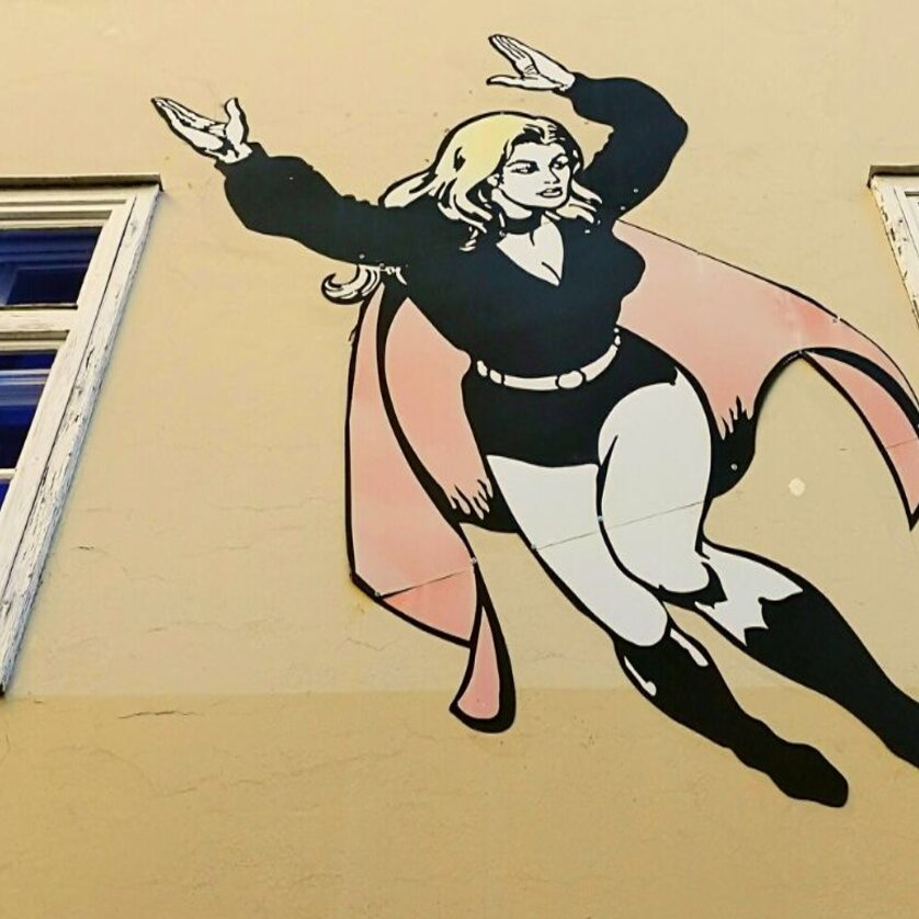Führung Discover Graz Girlpower | © Ruth Nezmahen Hausfassade mit aufgemalter Figur Superwoman | © Ruth Nezmahen