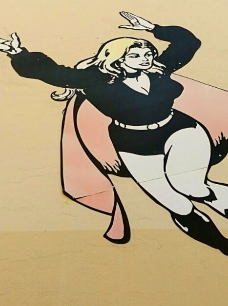 Hausfassade mit aufgemalter Figur Superwoman | © Ruth Nezmahen