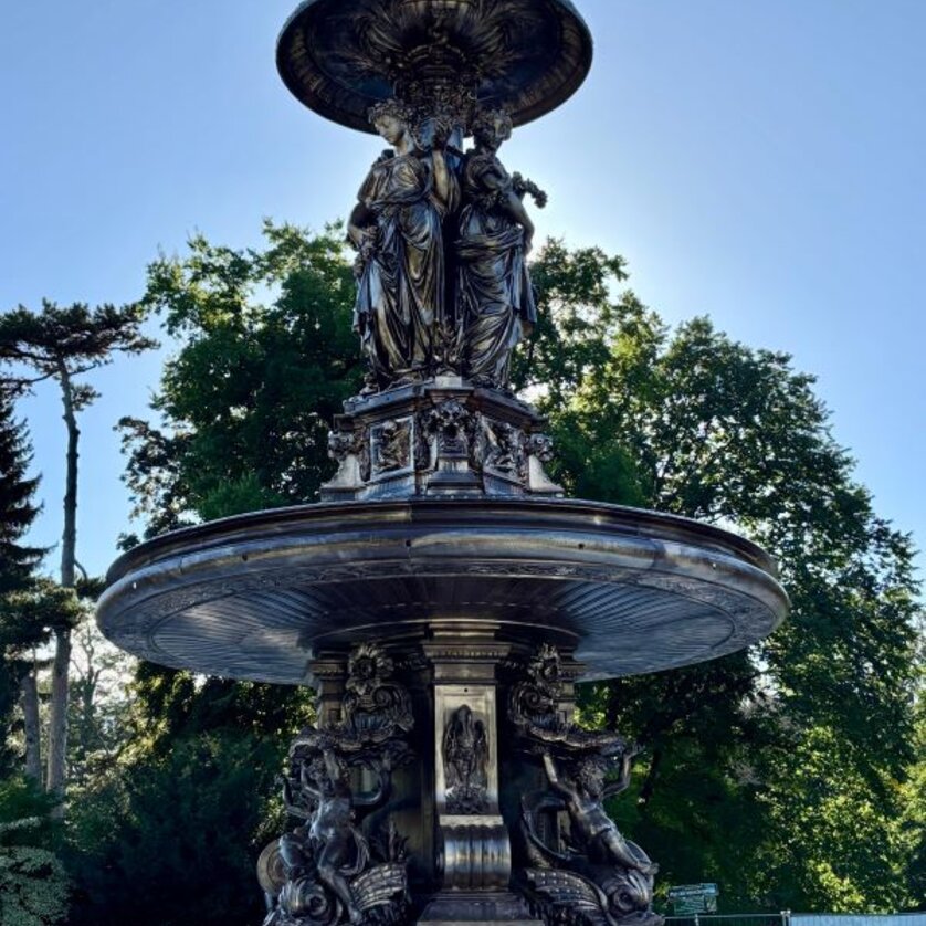 Brunnen mit einer Statue aus Bronze im Grazer Stadtpark. | © Stadt Graz - Grünraum & Gewässer